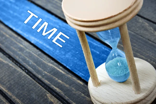 時間のテキストとテーブルの上の砂時計 — ストック写真