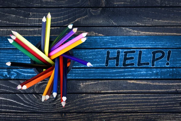 Help-tekst geschilderd en groep van potloden — Stockfoto