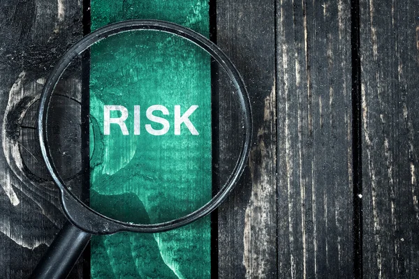 Risk text painted and magnifying glass on table — Stock Photo, Image