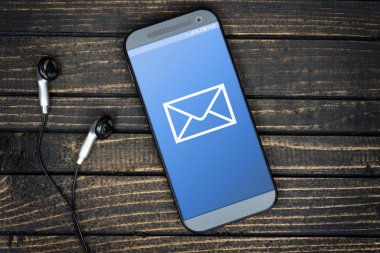 Telefon ekranında yeni e-posta 