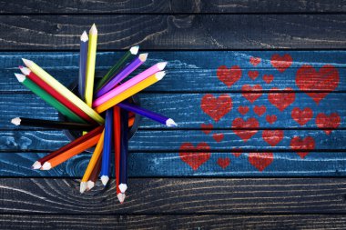 Aşk kavramı pek çok boyalı kalp şekli ve grup kurşun kalemler