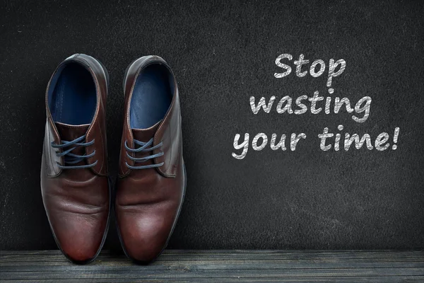 Kara tahta ve iş ayakkabıları zaman metninizi boşa harcama — Stok fotoğraf