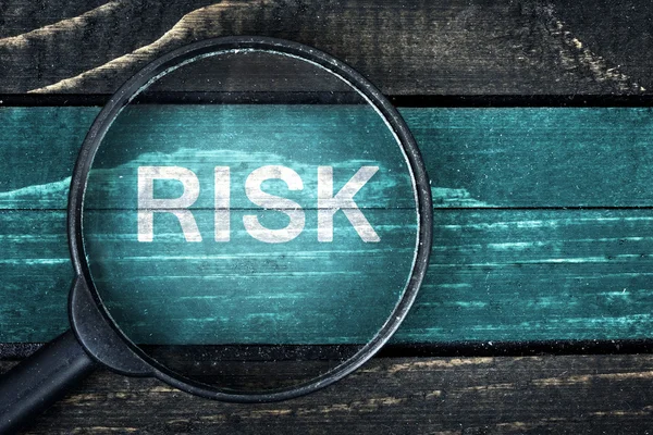 Risk text painted and magnifying glass on table — Stock Photo, Image