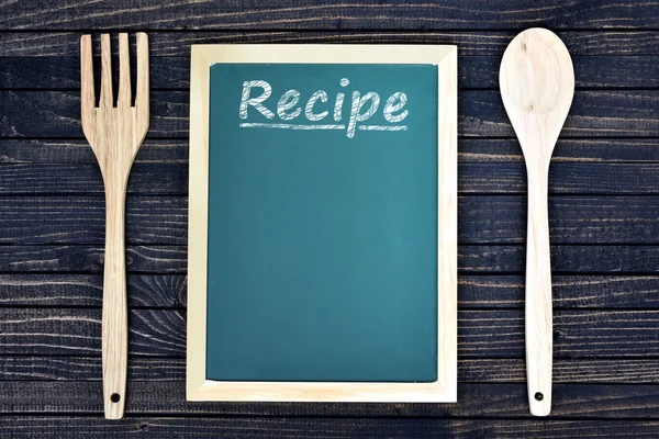 Texte de la recette sur le plateau vert avec fourchette et cuillère — Photo