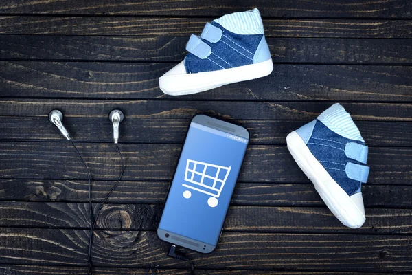携帯電話の画面上のショッピングカート — ストック写真