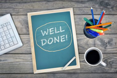 Okul panosunda Aferin metin