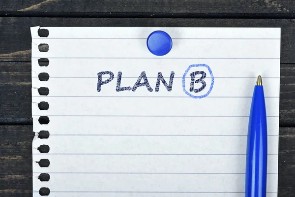 Plan B texto en la página y pluma — Foto de Stock