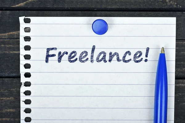 Testo freelance su pagina e penna — Foto Stock