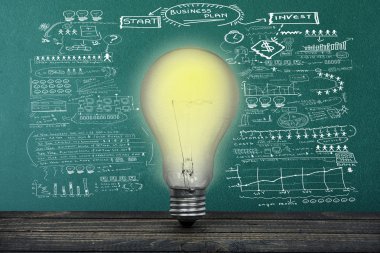 İş planı metin ve tablo üzerinde ampul