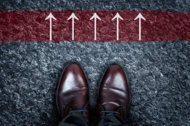 Oklar mesaj asfalt üzerinde