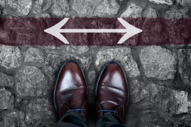 Oklar mesaj asfalt üzerinde