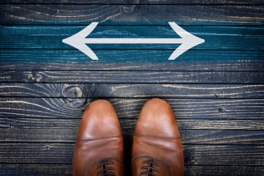 Oklar mesaj ve iş ayakkabıları