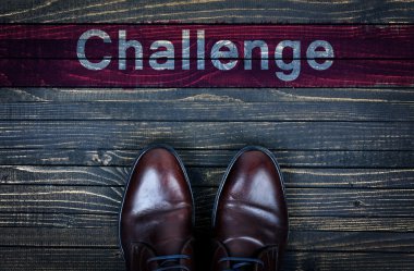 Meydan okuma iletisi ve iş ayakkabıları