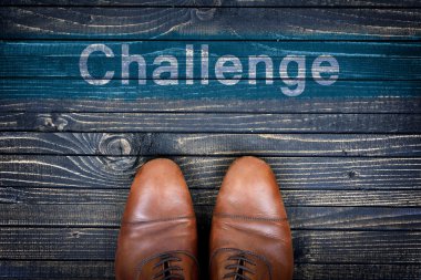 Meydan okuma iletisi ve iş ayakkabıları