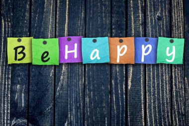 Var olmak mutlu ileti posta üstünde ahşap duvar