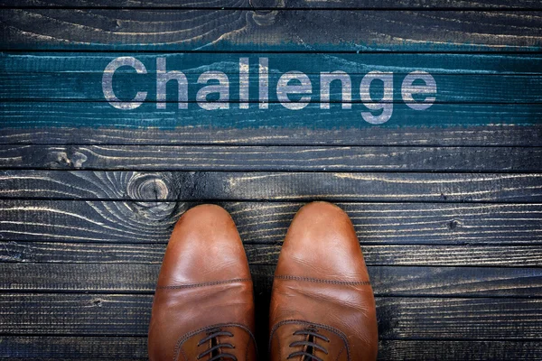 Meydan okuma iletisi ve iş ayakkabıları