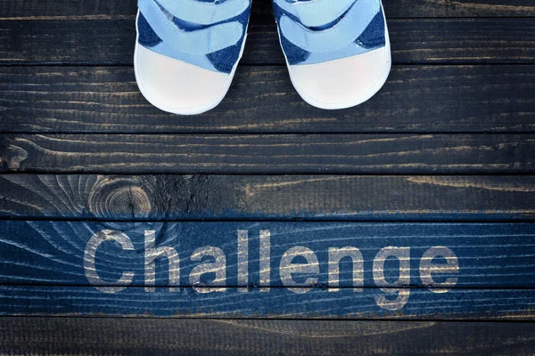 Messaggio di sfida e scarpe per bambini sul pavimento — Foto Stock