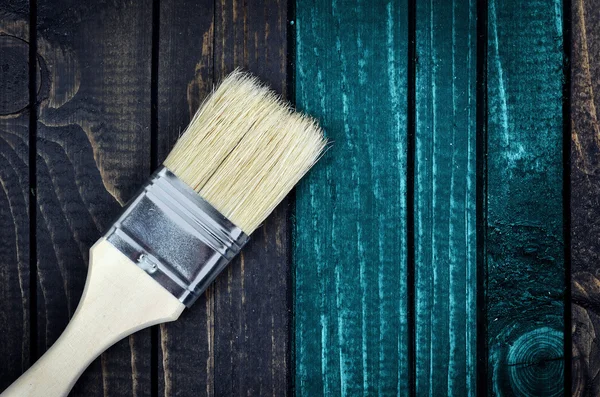 Boya Kovası ve fırça masada