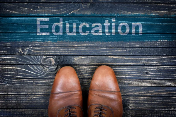 Mensagem de educação e sapatos de negócios — Fotografia de Stock