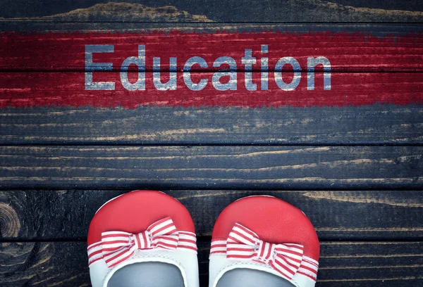 바닥에 교육 메시지와 아이 신발 — 스톡 사진