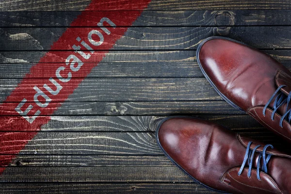 Onderwijs bericht en zakelijke schoenen — Stockfoto