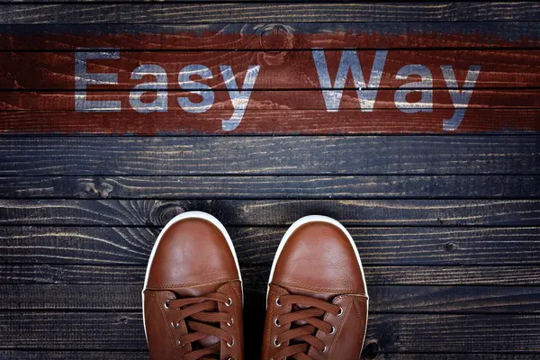 Messaggio Easy Way e scarpe sportive sul pavimento — Foto Stock