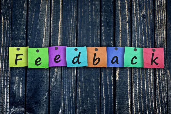 Feedback bericht post op houten muur — Stockfoto