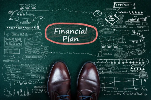 Finansiella Plan word och business skor — Stockfoto