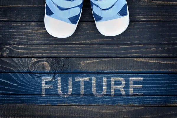 Майбутнє повідомлення та дитяче взуття на підлозі — стокове фото