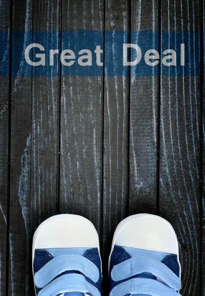 Message Great Deal et chaussures pour enfants sur le sol — Photo