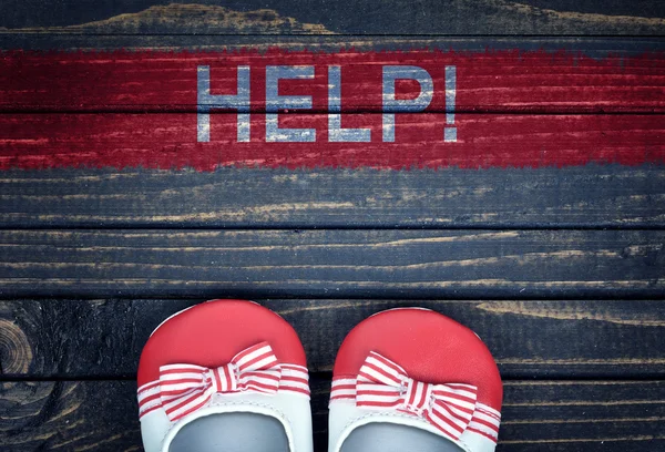 메시지와 아이 신발 바닥에 도움이 — 스톡 사진