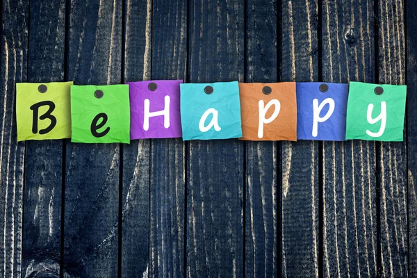 Be Happy messaggio post su parete di legno — Foto Stock