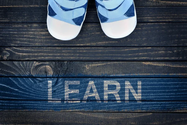 Aprender mensaje y zapatos de niño en el suelo —  Fotos de Stock
