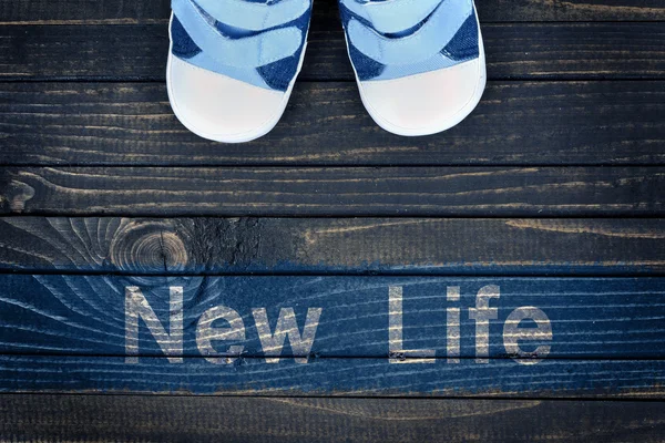 새로운 삶의 메시지와 아이 신발 바닥에 — 스톡 사진