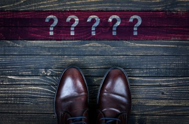 Soru işaretleri mesaj ve iş ayakkabıları