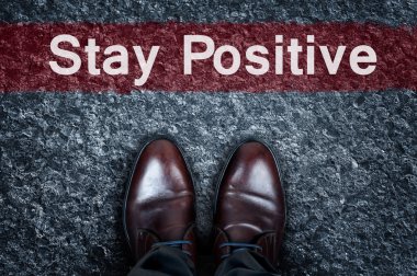 Asfalt üzerinde olumlu bir mesaj kal