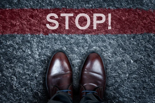 Stopp-meddelandet på asfalt — Stockfoto