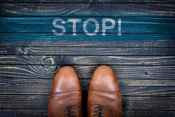 Stoppbotschaft und Businessschuhe — Stockfoto