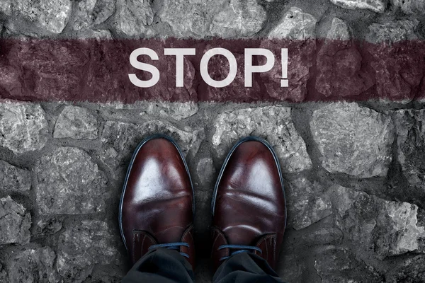 Stop-Meldung auf Asphalt — Stockfoto