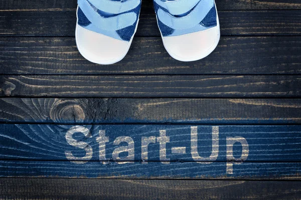 Start-up meddelande och kid skor på golvet — Stockfoto