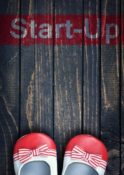 Start-up meddelande och kid skor på golvet — Stockfoto