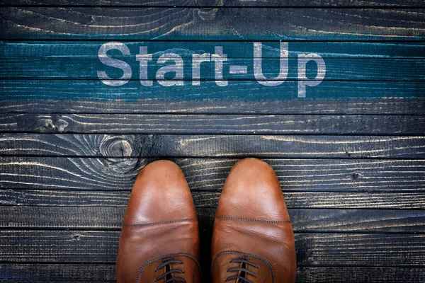Start-up bericht en zakelijke schoenen — Stockfoto