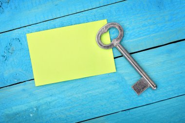 Ahşap masa üzerinde boş Not anahtarla