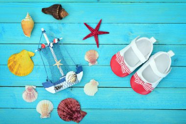 Oyuncak gemi ve deniz kabukları