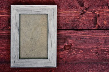 Fotoğraf çerçevesi masanın üzerinde