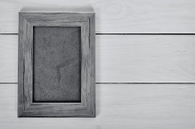 Fotoğraf çerçevesi masanın üzerinde