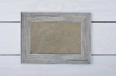 Fotoğraf çerçevesi masanın üzerinde