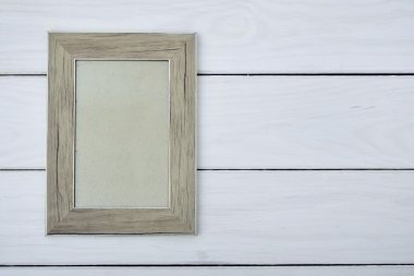 Fotoğraf çerçevesi masanın üzerinde