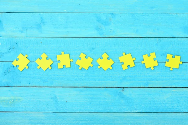 Puzzle na mesa de madeira — Fotografia de Stock