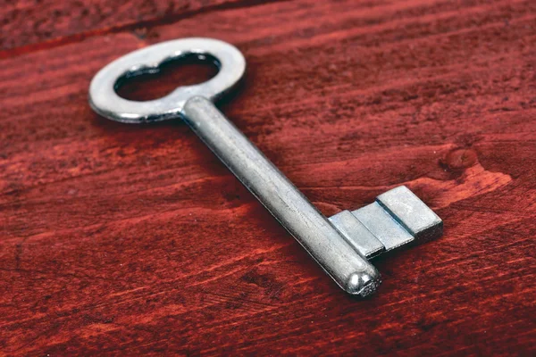 Oude sleutel op tafel — Stockfoto
